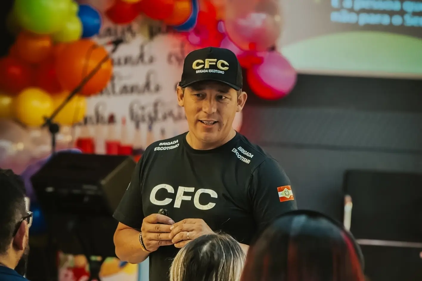 Fundo com pessoas colaborando